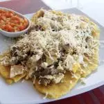 Patacón con lomito de res