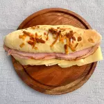 Sanguche de lomito horneado y queso.