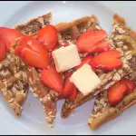 2 wafles integral c linaza ,y fresas