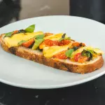 Tostada caprese