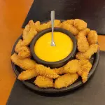 FRANGO CRISPY COM FONDUE DE CHEDDAR
