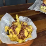 Batata Frita c/ Cheddar e Calabresa