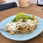 Chilaquiles con salsa suiza