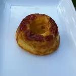 Bolo de milho com calda de goiabada