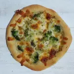LINGUICINHA C/ BRÓCOLIS E MUSSARELA