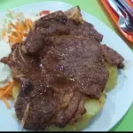 Churrasco con papas fritas