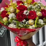 Buquê de 10 rosas 8 ferrero aplic.