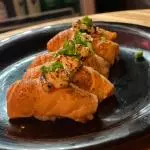 Sushi Niguiri Salmão Maçaricado