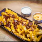 PAPAS CON CHEDDAR Y BACON