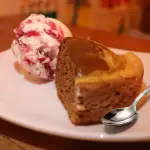 CAKE CON HELADO