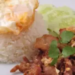 Pad Kra Tiam com Arroz