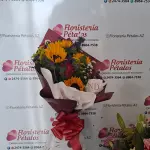 girasoles con rosas