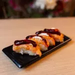 NIGIRI TRUFADO COM GELEIA DE AMORA