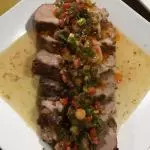 Bondiola de cerdo al horno con salsa criolla