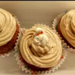 Cupcake com cobertura e enfeite