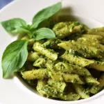 Penne ao pesto de manjericão