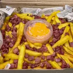 Porção de fritas com cheddar e bacon