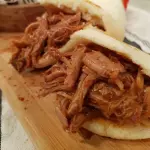 AREPA CON LECHÓN (COCHINO HORNEADO)