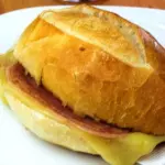 Misto no pão francês