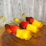 Stick de Morango, tâmara  e queijo