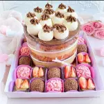 Bolo na caixa com doces 10 fatias