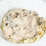 Espagueti pollo y champiñones