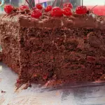 Fatia torta trufas com cerejas