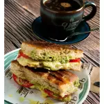 Focaccia Capresse + Café + Naranja