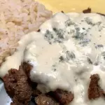 ISCAS DE CARNE AO MOLHO DE QUEIJOS