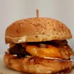 HAMBÚRGUER DE FRALDINHA COM FRITAS