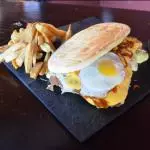 Sandwich Completo con Papas Fritas