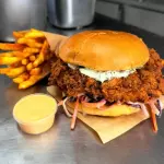 BURGER FRANGO NASHVILLE + BATATA