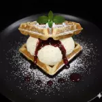 Waffle con Frutos Rojos y Helado