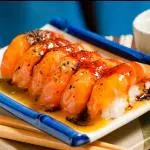 6 sushi com molho de maracujá
