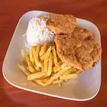 MILANESA CON ARROZ Y PAPA FRITA