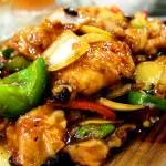 Pollo en trozo con tausi y verduras