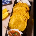 Patacones con hogao y suero