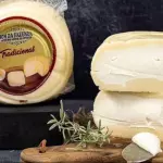 Queijo recheado com requeijão