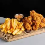 ALITAS DE POLLO CRISPY + PAPAS F.