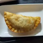 Empanada Camarón Queso cebollín