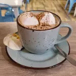 Chocolate caliente 250 ML + cupcake
