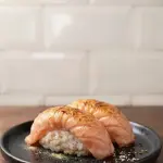 Nigiris de salmón flameado 2 uni