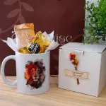 Caneca e chocolates