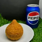 Coxinha de frango com queijo cremoso