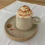 Chocolate gelado com chantilly