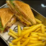 Sándwich Club de huevo y tocineta