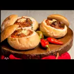Pan-cup cerdo en salsa roja