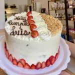 Torta de nueces y frutilla