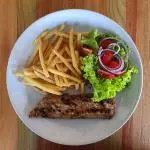 Filé de peixe com fritas e salada