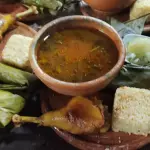 Caldo de gallina criolla